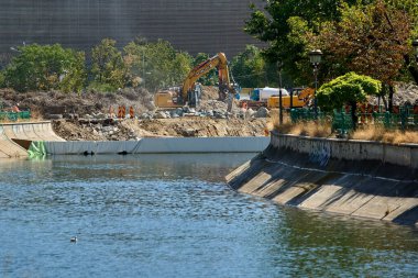 Bükreş, Romanya. 27 Ağustos 2025: Unirii Meydanı 'ndaki Dambovita Nehri' ni kaplayan beton levhanın yeniden inşa alanı. Yoğun bir şekilde parçalanan 350 metrelik beton levhanın 1934 'te kısmen onarılması gerekiyordu çünkü en ağır trafiği destekliyordu.