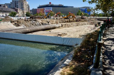 Bükreş, Romanya. 27 Ağustos 2025: Unirii Meydanı 'ndaki Dambovita Nehri' ni kaplayan beton levhanın yeniden inşa alanı. Yoğun bir şekilde parçalanan 350 metrelik beton levhanın 1934 'te kısmen onarılması gerekiyordu çünkü en ağır trafiği destekliyordu.