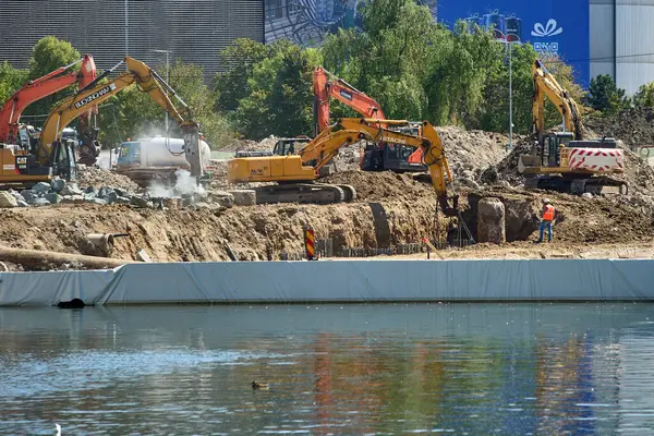 Bükreş, Romanya. 27 Ağustos 2025: Unirii Meydanı 'ndaki Dambovita Nehri' ni kaplayan beton levhanın yeniden inşa alanı. Yoğun bir şekilde parçalanan 350 metrelik beton levhanın 1934 'te kısmen onarılması gerekiyordu çünkü en ağır trafiği destekliyordu.