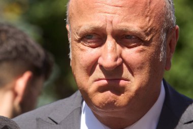 Bükreş, Romanya. 29 Ağustos 2025: Konkordiya İşverenler Konfederasyonu başkanı iş adamı Dan Sucu, Ulusal Sosyal Diyalog Konseyi 'nin Victoria Sarayı' ndaki Romanya Hükümetleri toplantısında basın açıklaması yaptı.