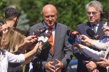 Bükreş, Romanya. 29 Ağustos 2025: Konkordiya İşverenler Konfederasyonu başkanı iş adamı Dan Sucu, Ulusal Sosyal Diyalog Konseyi 'nin Victoria Sarayı' ndaki Romanya Hükümetleri toplantısında basın açıklaması yaptı.