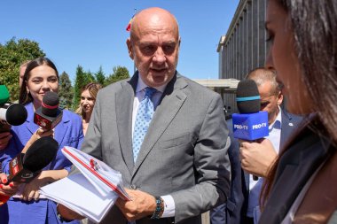 Bükreş, Romanya. 29 Ağustos 2025: Ulusal Ticaret Birliği (BNS) başkanı Dumitru Costin, Romanya Hükümeti 'nin Victoria Sarayı' ndaki Sosyal Diyalog Ulusal Üçlü Konseyi toplantısında basın açıklaması yaptı.