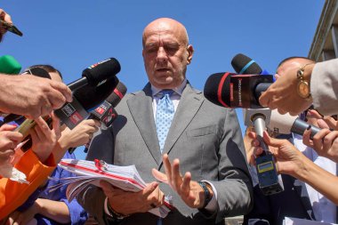 Bükreş, Romanya. 29 Ağustos 2025: Ulusal Ticaret Birliği (BNS) başkanı Dumitru Costin, Romanya Hükümeti 'nin Victoria Sarayı' ndaki Sosyal Diyalog Ulusal Üçlü Konseyi toplantısında basın açıklaması yaptı.