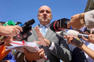 Bükreş, Romanya. 29 Ağustos 2025: Ulusal Ticaret Birliği (BNS) başkanı Dumitru Costin, Romanya Hükümeti 'nin Victoria Sarayı' ndaki Sosyal Diyalog Ulusal Üçlü Konseyi toplantısında basın açıklaması yaptı.