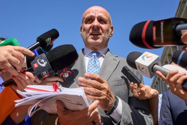 Bükreş, Romanya. 29 Ağustos 2025: Ulusal Ticaret Birliği (BNS) başkanı Dumitru Costin, Romanya Hükümeti 'nin Victoria Sarayı' ndaki Sosyal Diyalog Ulusal Üçlü Konseyi toplantısında basın açıklaması yaptı.