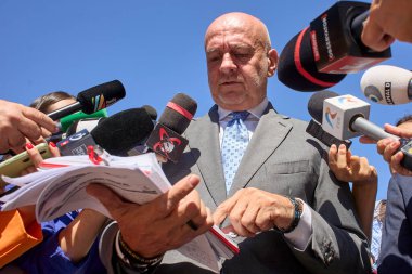 Bükreş, Romanya. 29 Ağustos 2025: Ulusal Ticaret Birliği (BNS) başkanı Dumitru Costin, Romanya Hükümeti 'nin Victoria Sarayı' ndaki Sosyal Diyalog Ulusal Üçlü Konseyi toplantısında basın açıklaması yaptı.