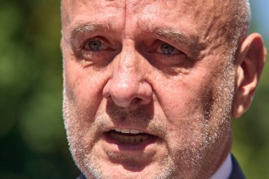 Bükreş, Romanya. 29 Ağustos 2025: Ulusal Ticaret Birliği (BNS) başkanı Dumitru Costin, Romanya Hükümeti 'nin Victoria Sarayı' ndaki Sosyal Diyalog Ulusal Üçlü Konseyi toplantısında basın açıklaması yaptı.