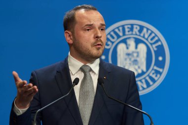 Bükreş, Romanya. 29 Ağustos 2025: Romanya Sağlık Bakanı Alexandru Rogobete, hükümetin önümüzdeki haftaki meclis genel kurulunda üstleneceği açığı azaltma amaçlı reform paketini kısaca sundu