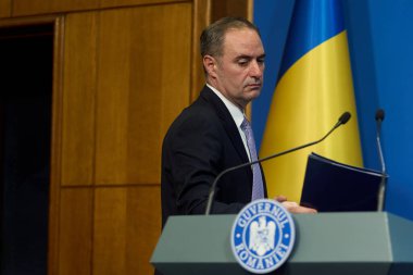 Bükreş, Romanya. 29 Ağustos 2025: Maliye Bakanı Alexandru Nazare, hükümetin önümüzdeki haftaki meclis genel kurul toplantısında üstleneceği bütçe açığını azaltma amaçlı reform paketini kısaca sunan bir basın açıklaması yaptı.