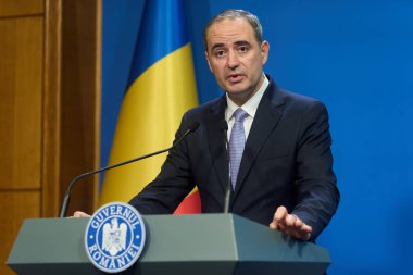 Bükreş, Romanya. 29 Ağustos 2025: Maliye Bakanı Alexandru Nazare, hükümetin önümüzdeki haftaki meclis genel kurul toplantısında üstleneceği bütçe açığını azaltma amaçlı reform paketini kısaca sunan bir basın açıklaması yaptı.