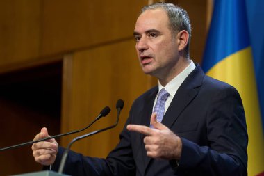 Bükreş, Romanya. 29 Ağustos 2025: Maliye Bakanı Alexandru Nazare, hükümetin önümüzdeki haftaki meclis genel kurul toplantısında üstleneceği bütçe açığını azaltma amaçlı reform paketini kısaca sunan bir basın açıklaması yaptı.