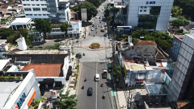 20 Eylül 2024 'te Malang, Endonezya' da, yemyeşil ağaçların arasına yerleşmiş binalar bulunan bir şehir bölgesinin insansız hava aracı görüntüsü. Şehir manzarası gelişim ve yeşillik dengesini sergiliyor ve bölgenin cazibesini artırıyor..