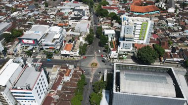 20 Eylül 2024 'te Malang, Endonezya' da, yemyeşil ağaçların arasına yerleşmiş binalar bulunan bir şehir bölgesinin insansız hava aracı görüntüsü. Şehir manzarası gelişim ve yeşillik dengesini sergiliyor ve bölgenin cazibesini artırıyor..