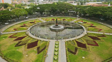 20 Eylül 2024 'te Malang, Endonezya' da, yemyeşil ağaçların arasına yerleşmiş binalar bulunan bir şehir bölgesinin insansız hava aracı görüntüsü. Şehir manzarası gelişim ve yeşillik dengesini sergiliyor ve bölgenin cazibesini artırıyor..