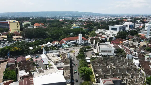 20 Eylül 2024 'te Malang, Endonezya' da, yemyeşil ağaçların arasına yerleşmiş binalar bulunan bir şehir bölgesinin insansız hava aracı görüntüsü. Şehir manzarası gelişim ve yeşillik dengesini sergiliyor ve bölgenin cazibesini artırıyor..