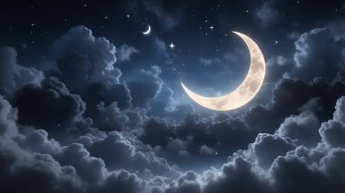 Parlayan hilal ve dağınık bulutlarla parıldayan bir gece.