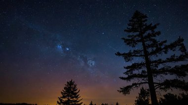 Alacakaranlık mavi ve turuncu gökyüzü soluyor yıldızlı karanlığa