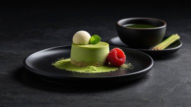 Siyah tabakta cheesecake, mochi ve dondurma ile kibrit tatlısı.