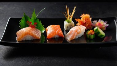 Kaiseki yemeği, çeşitli sashimi, ızgara balık ve mevsimlik sebzeler.