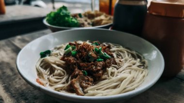 Bir kase dolusu tavuklu erişte.