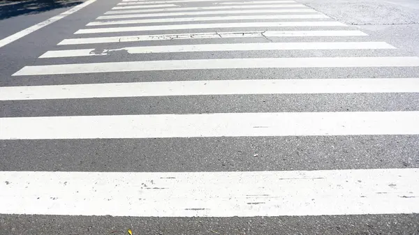 Beyaz çizgileri olan bir yaya geçidi.