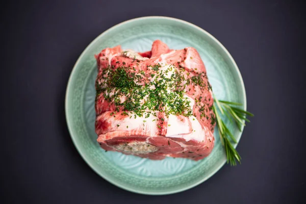 Ωμό Χοιρινό Κρέας Γεμιστό Σάλτσα Για Μαγείρεμα Στο Φούρνο Σκούρο — Φωτογραφία Αρχείου