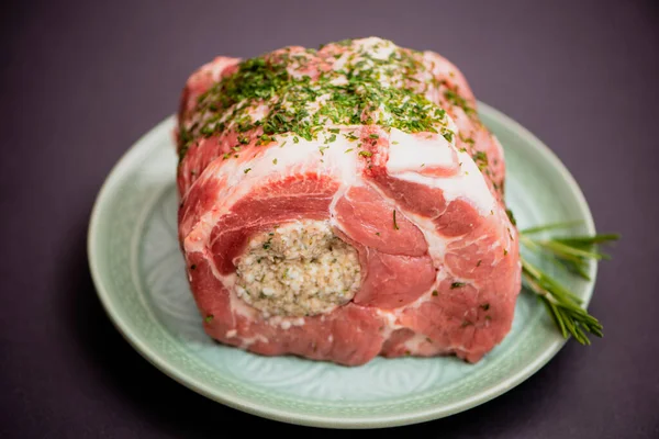 Rohes Schweinefleisch Gefüllt Mit Sauce Zum Kochen Backofen Auf Dunklem — Stockfoto