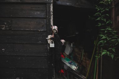 Eski ahşap bir kapıda asılı korkunç cadı, Cadılar Bayramı