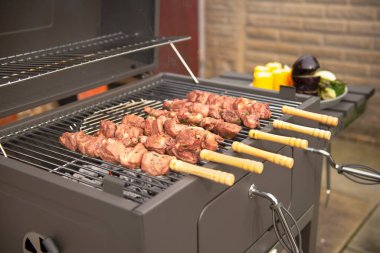 Izgarada marine edilmiş domuz eti, barbekü.