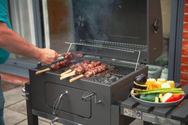 Domuz boynunu dışarıda pişir, barbekü yap