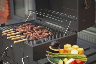 Domuz boynunu dışarıda pişir, barbekü yap