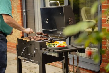 Domuz boynunu dışarıda pişir, barbekü yap