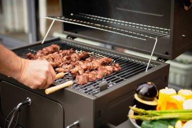 Barbeküyü dışarıda pişir, domuz budu ye.