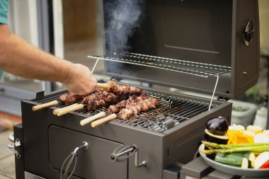 Barbeküyü dışarıda pişir, domuz budu ye.