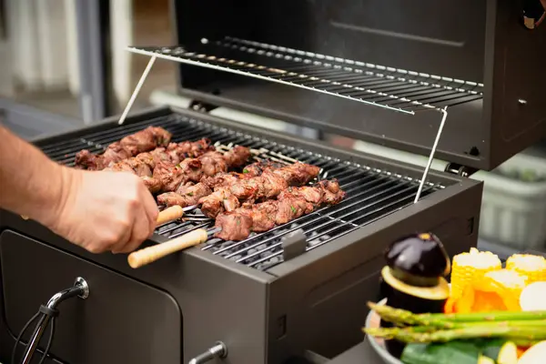 Barbeküyü dışarıda pişir, domuz budu ye.