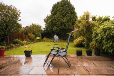 İngiltere 'deki evin yakınındaki bahçenin sonbahar yağmurlu manzarası