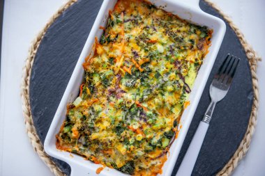 Fırında peynirli sebzeler.