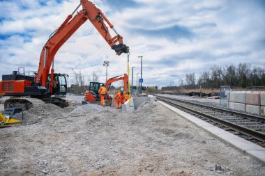 Kanada 'da bir tren yolu üzerine bir istasyon platformu inşa edilmesi