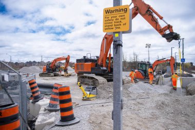 Kanada 'da bir tren yolu üzerine bir istasyon platformu inşa edilmesi