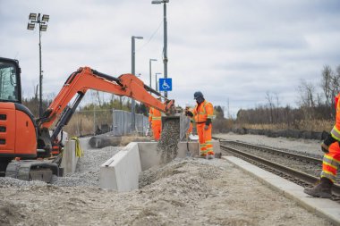 Kanada demiryolu sahasında yükseltilmiş platformun yeni bir bölümü kuruluyor