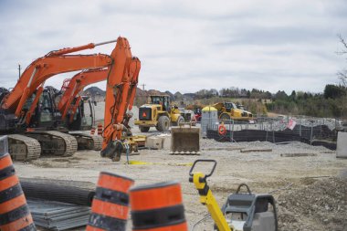 Kanada demiryolu sahasında yükseltilmiş platformun yeni bir bölümü kuruluyor