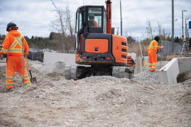 Kanada demiryolu sahasında yükseltilmiş platformun yeni bir bölümü kuruluyor