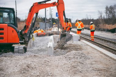 Yükseltilmiş platformun yeni bir bölümü yükleniyor, demiryolu alanı anada