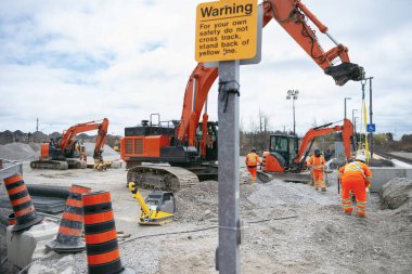 Yükseltilmiş platformun yeni bir bölümü yükleniyor, demiryolu alanı anada
