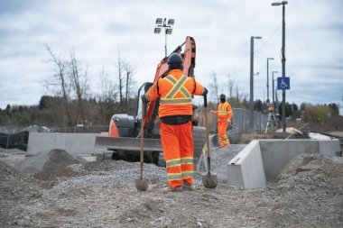 Yükseltilmiş platformun yeni bir bölümü yükleniyor, demiryolu alanı anada