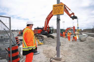 Yükseltilmiş platformun yeni bir bölümü yükleniyor, demiryolu alanı anada