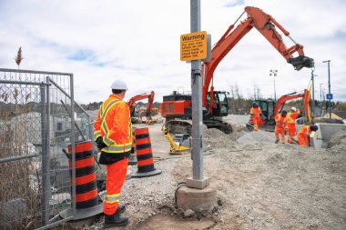 Yükseltilmiş platformun yeni bir bölümü yükleniyor, demiryolu alanı anada