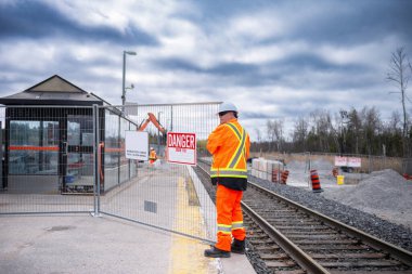 Yükseltilmiş platformun yeni bir bölümü yükleniyor, demiryolu alanı anada
