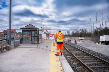 Yükseltilmiş platformun yeni bir bölümü yükleniyor, demiryolu alanı anada