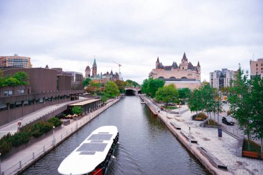 Baharda Ottawa Kanada şehir merkezi manzarası